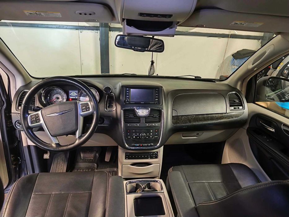 Chrysler town & country