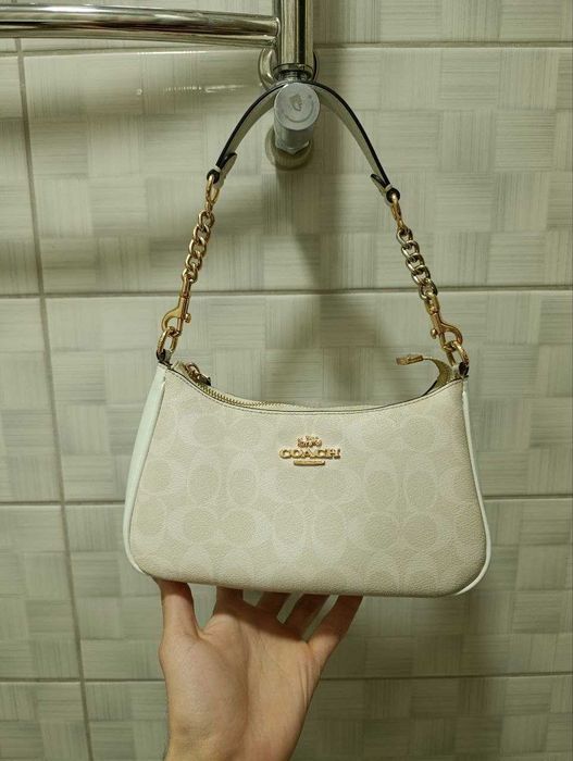 белая женская сумка Coach Teri Shoulder Bag из канвы с фирменным принтом