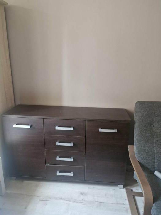 Elegancka komoda – pojemna i stylowa, idealna do salonu lub sypialni