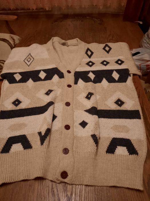 Męski sweter rozpinany.