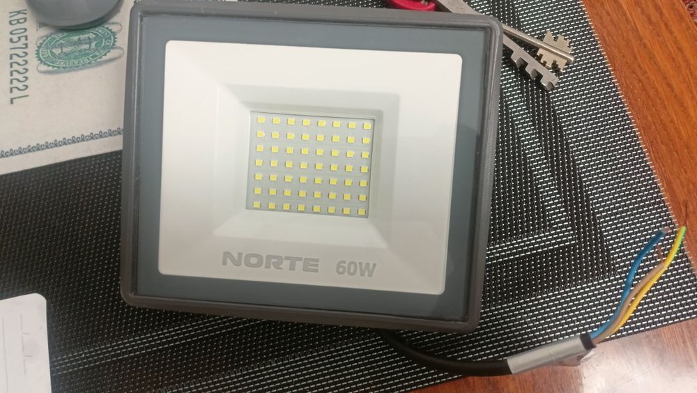 Майже нові Лампа лампочка світильник світлодіодна прожектор