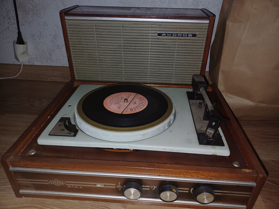 Продам Радіолу  Рекорд