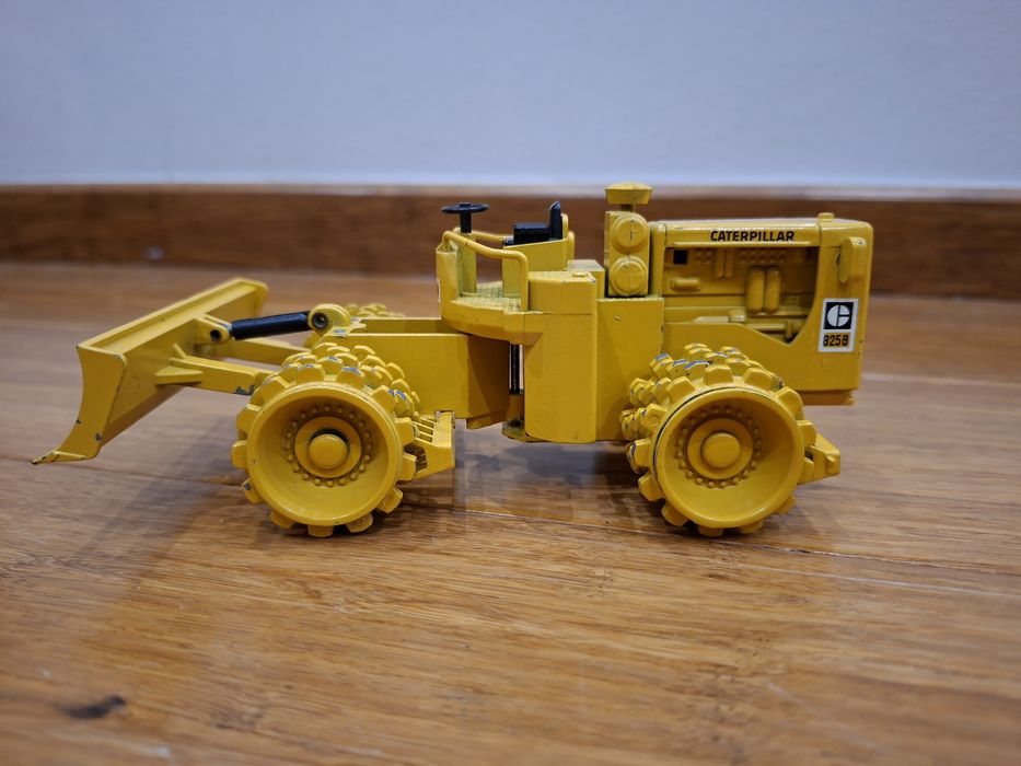 NZG 135 Caterpillar 825B – Metalowy Model 1:50 | Made in W. Germany