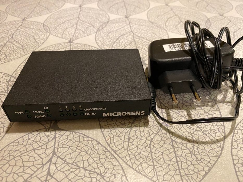 Switch compacto Microsens de 4 portas 10/100 e link por fibra optica64552399649922120