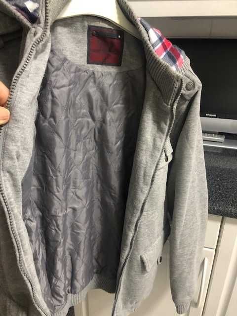 Sueter em algodão com capuz e fecho marca Athletics