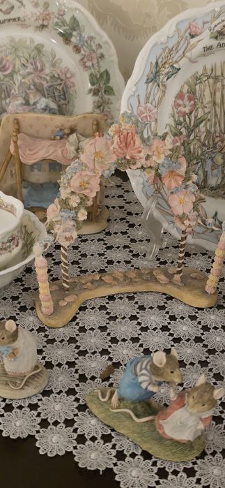 Brambly hedge flora arch