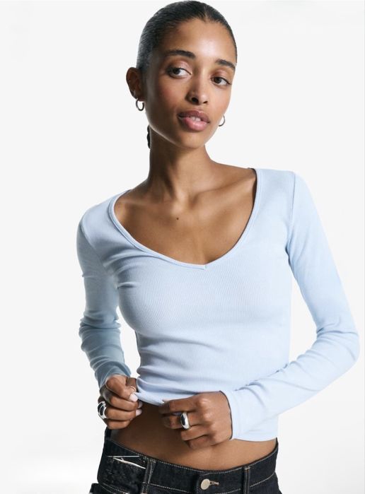 Футболка з довгим рукавом V-подібним вирізом Bershka ніжно-блакитного