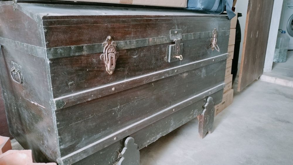Baú antigo / Arca de madeira