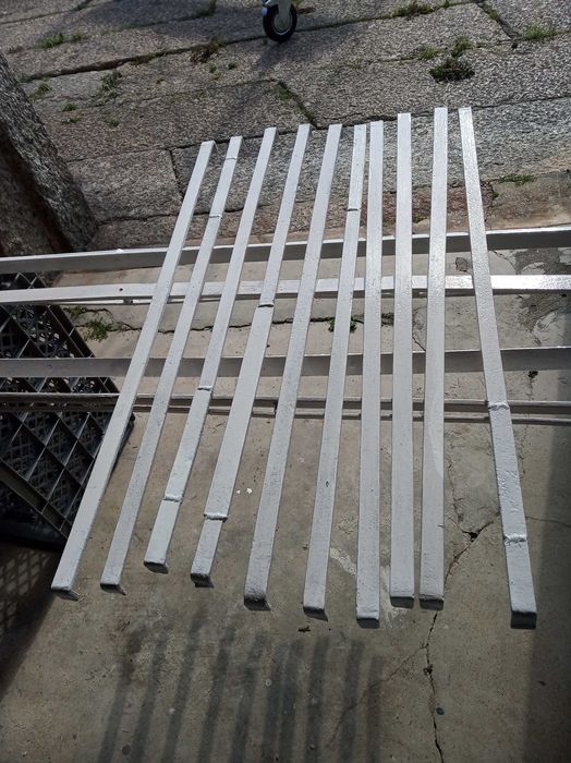 Vendo  cama de ferro muito antiga.