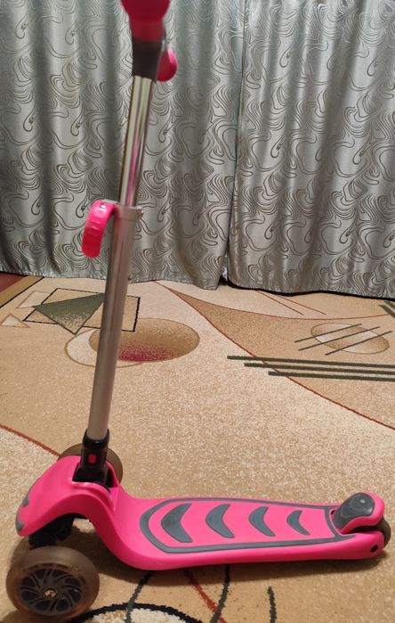 Самокат для дівчинки