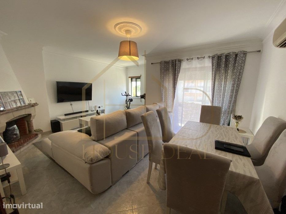 Apartamento T3 com áreas generosas no Centro da Moita