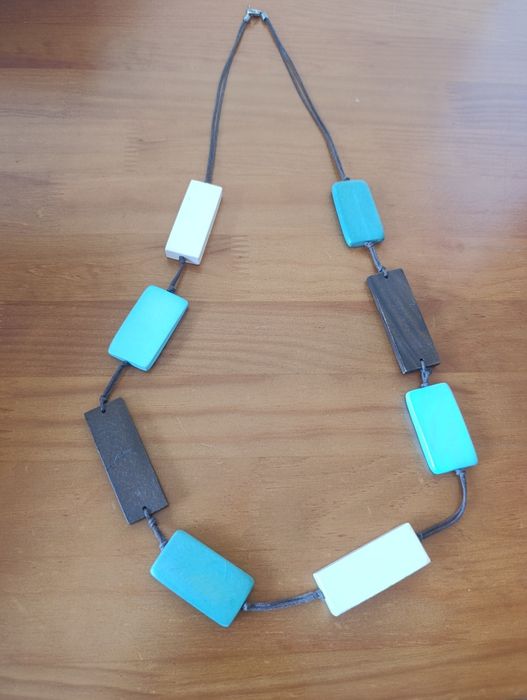 Colar Comprido em tons de Azul, branco e Castanho