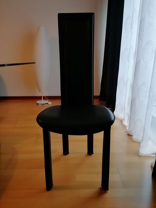 Mesa e cadeiras de sala