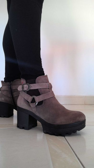 Botins de Couro c/Fivela