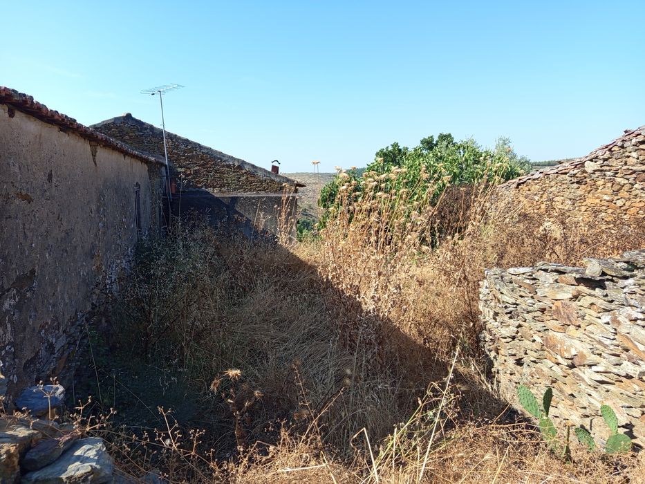 Vendo uma casa em mós Moncorvo