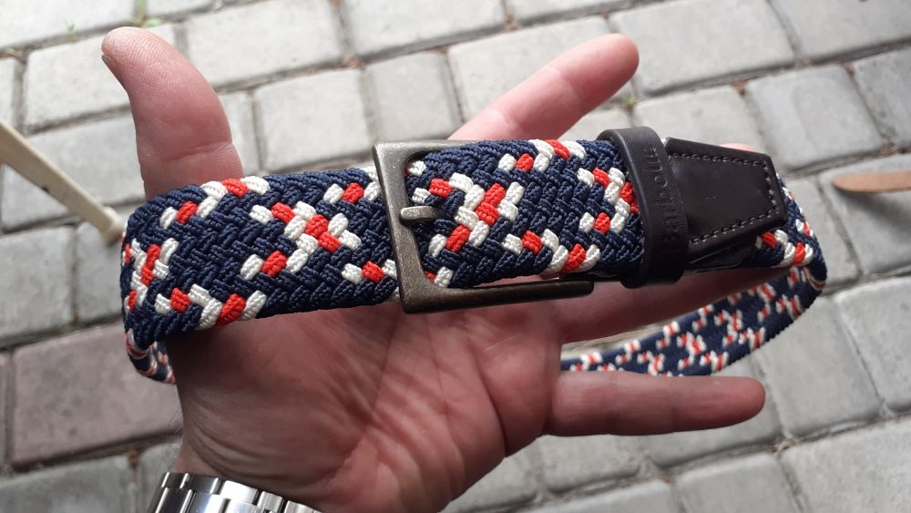 Плетеный эластичный ремень Barbour в морских цветах.Длина 105см,ширина 34см.Отличное состояние.