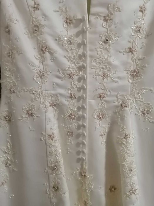 Suknia ślubna ecru.