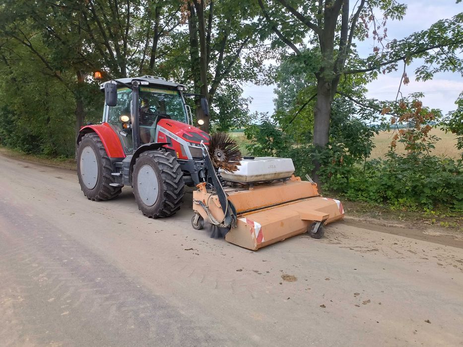 Zamiatanie utrzymanie czystości sprzątanie zamiatarka dróg chodników