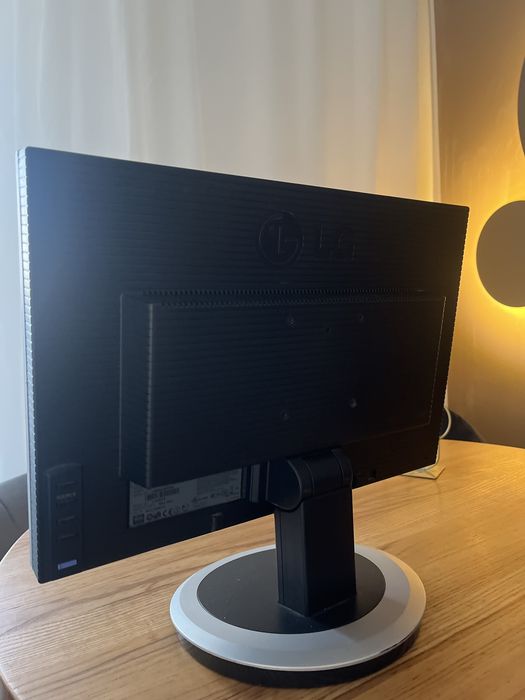 Продаю два монітори LG та ASUS