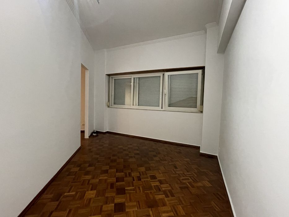 T1 Lumiar Quinta Lavadeiras, excelente, kichenett equipada, vista desafogada.  950€