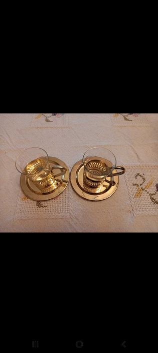 2 chávenas de vidro de café com apoio metálico dourado e Pires.