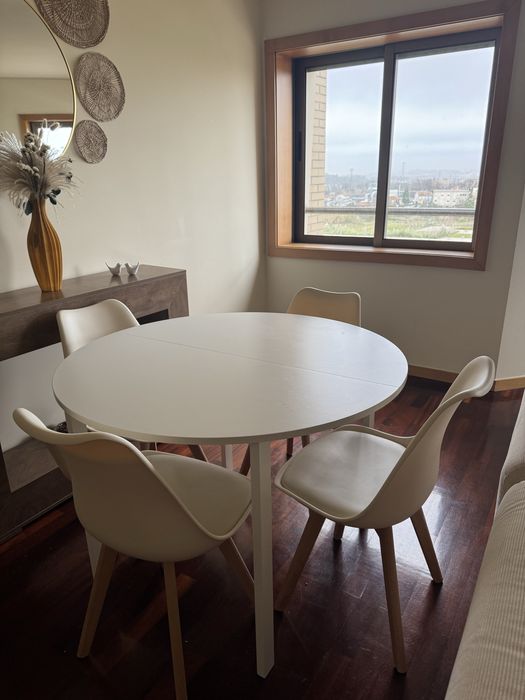 Mesa redonda + 4 cadeiras