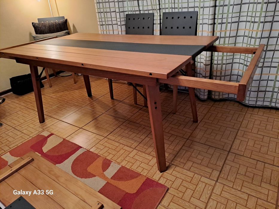 Mesa de jantar e cadeiras