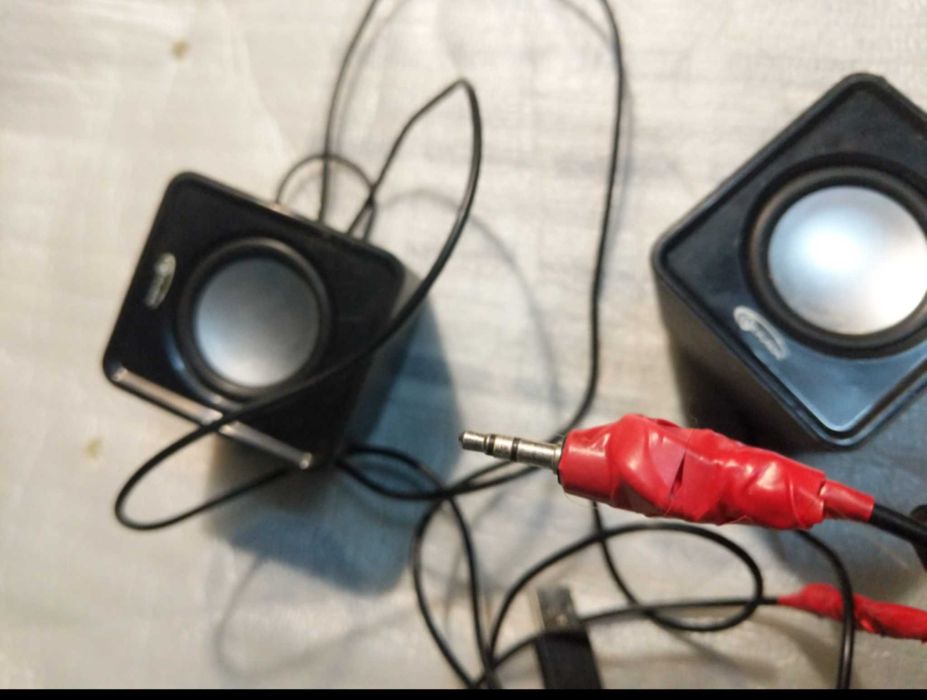 Колонки працюючі, клавіатури під ремонт.