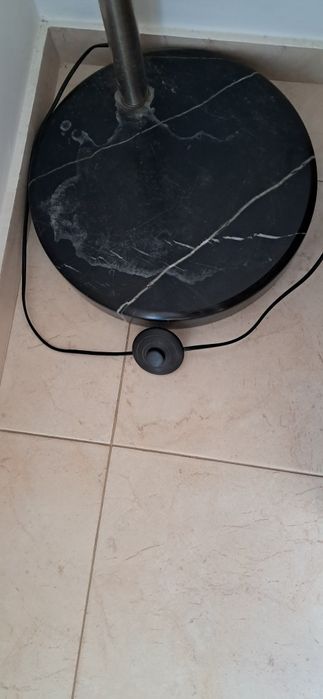 Candeeiro de pé, com base em mármore