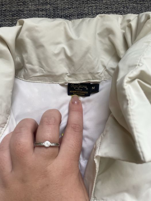 Жіночий білий пуховик