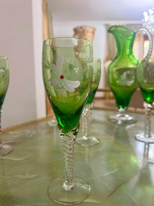 Conjunto copos e jarra verde
