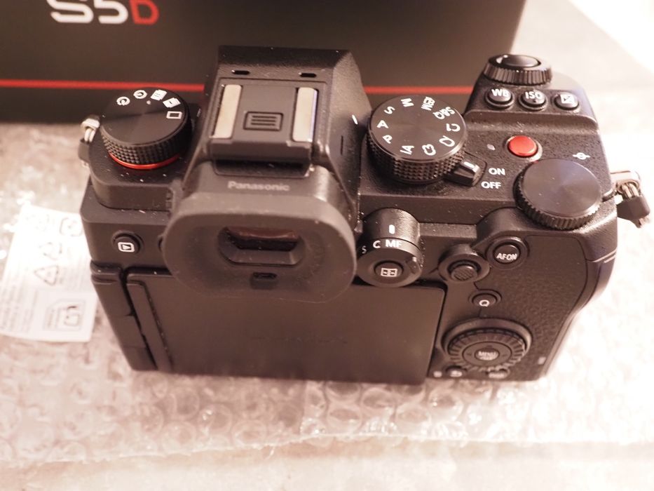 Câmera Full Frame  Panasonic S5D + lente  18-40 (Nova)