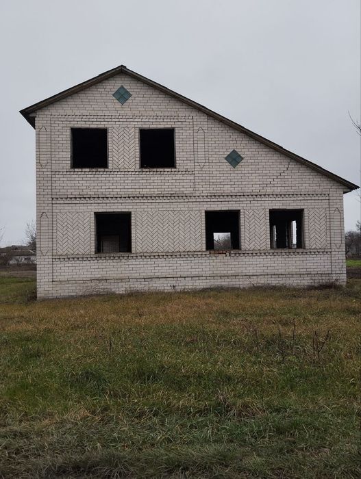 Ділянка з недобудованим будинком