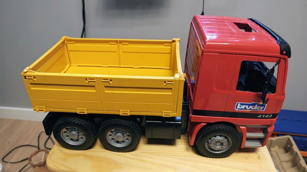 Bruder mercedes skrzynka