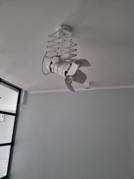 Лампа (люстра) на стелю