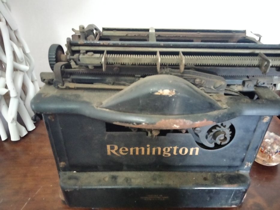 Máquina de escrever antiga em ferro, Remington N 12.
Ano 1929.