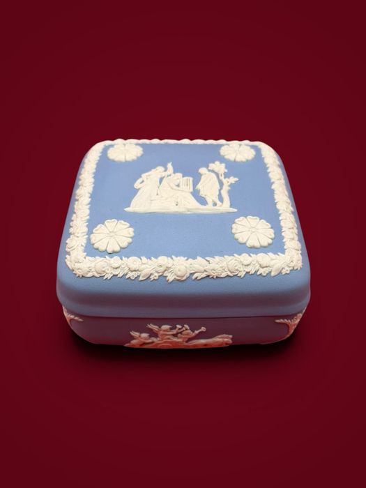 Керамічна скринька Wedgwood