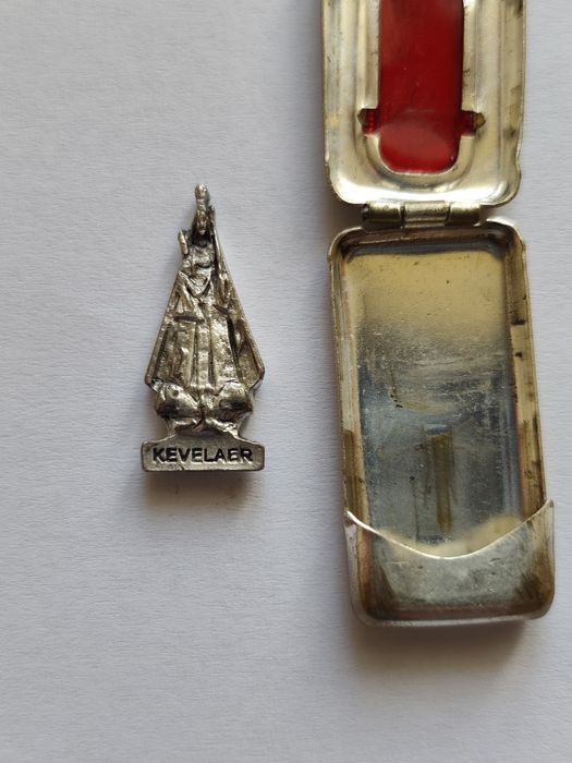 Stara miniaturowa kapliczka kieszonkowa
