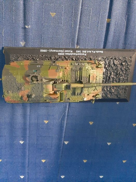 Viaturas Militares blindadas e máquina fotográfica