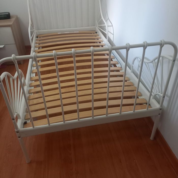 Cama de ferro branca de criança