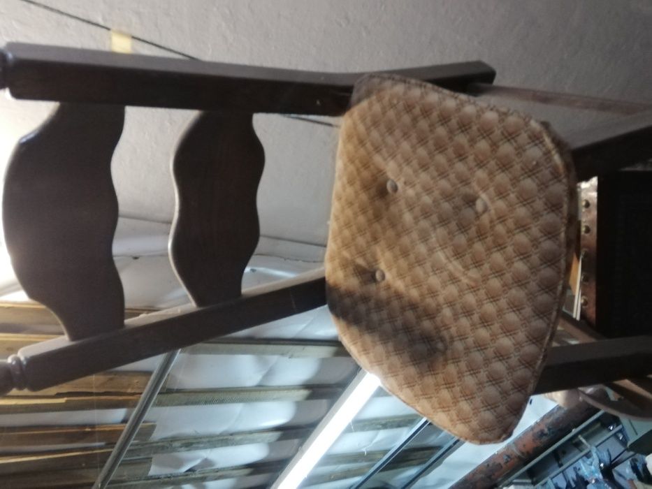 Cadeiras de mesa variadas,de couro, de madeira, etc