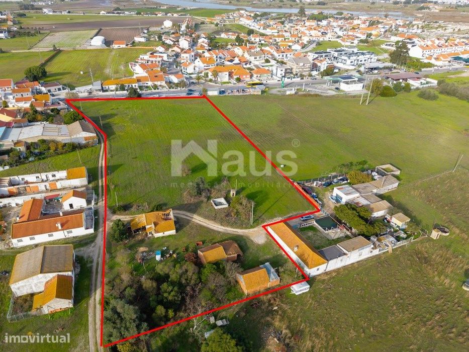 Terreno misto com área de 11440m2, localizado junto á estrada nacional