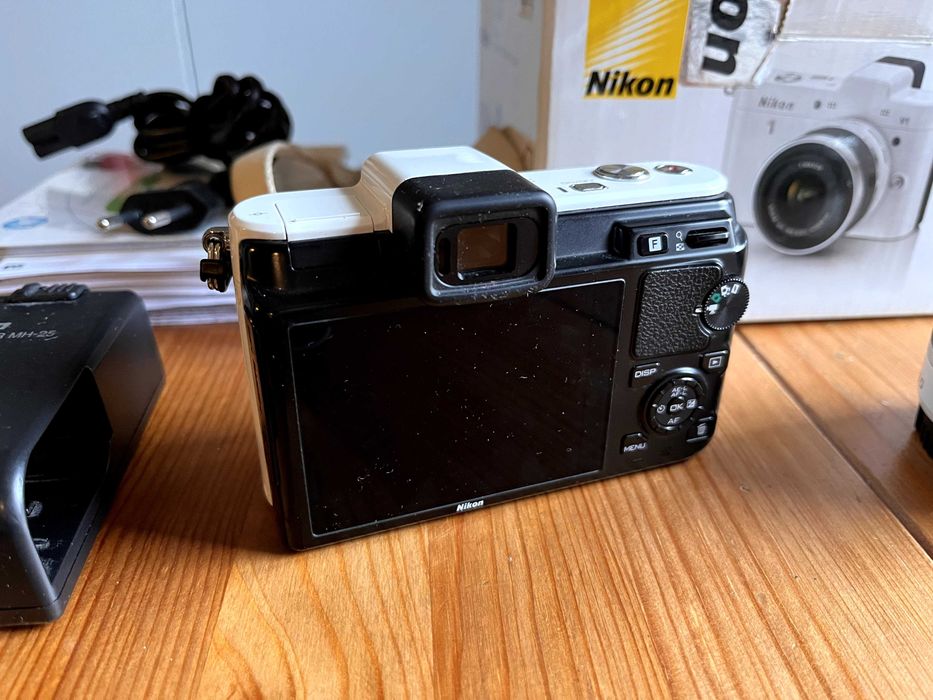 Nikon V1 zestaw body + obiektyw + akcesoria - uszkodzony obiektyw