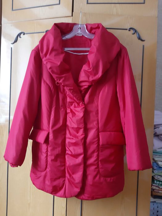 красная красивая куртка