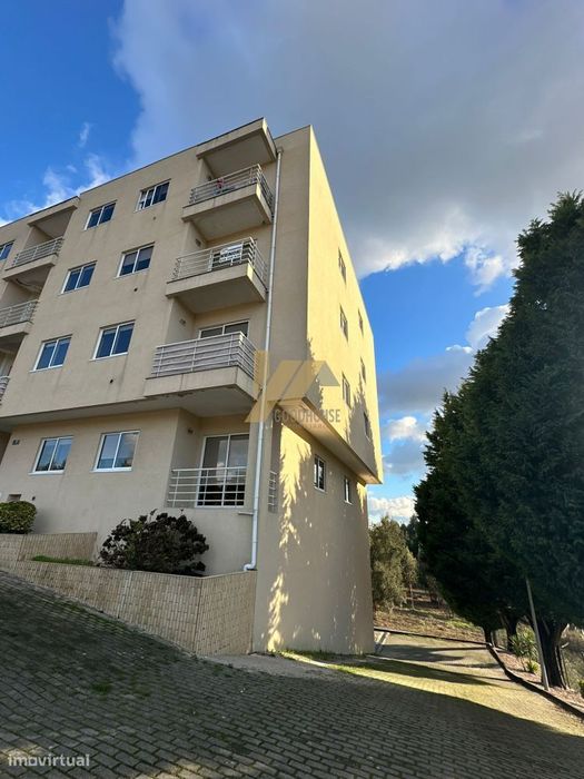 Apartamento T2 de duas frentes com garagem e elevador — Caldas De São Jorge E Pigeiros, Aveiro