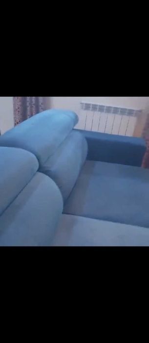 Vendo sofá  de dois lugares largos , mto confortável. 300 euros