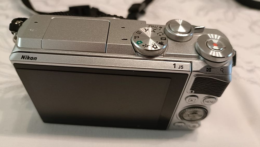 Máquina fotográfica NIKON 1 J5 impecável, muito atual e completa