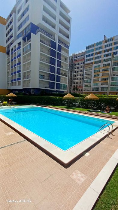 Apartamento T2 em condominio fechado com piscinas , perto da praia da rocha e rio