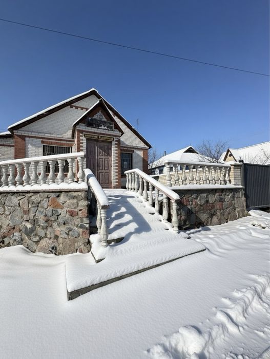 Продаж будинку з магазином