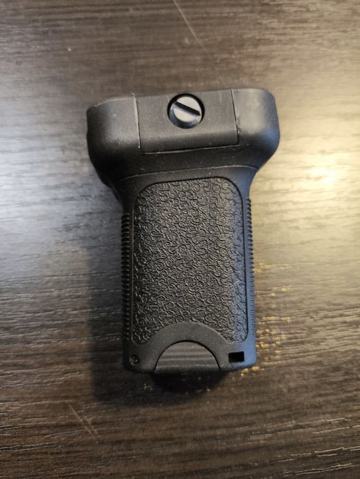 Kątowy chwyt taktyczny RIS